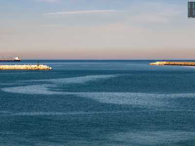 Mentre, voltando lo sguardo verso il mare aperto, possiamo ammirare la bocca del Porto che lascia spazio a un Adriatico blu come non mai